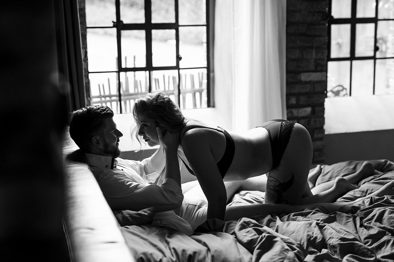 Paar liegt in Dessous auf einem Bett für CoupleBoudoir fotos