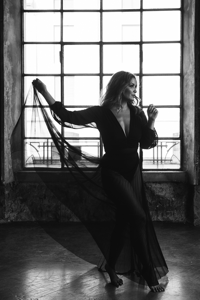 tanzende Frau in schwarz weiß