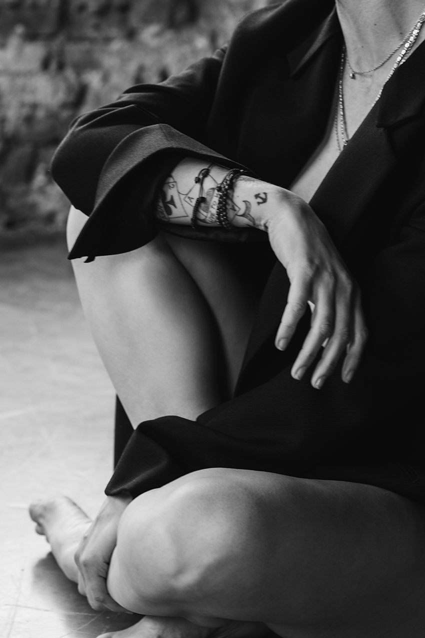 detailfoto von Frauenbeinen in schwarz weiß