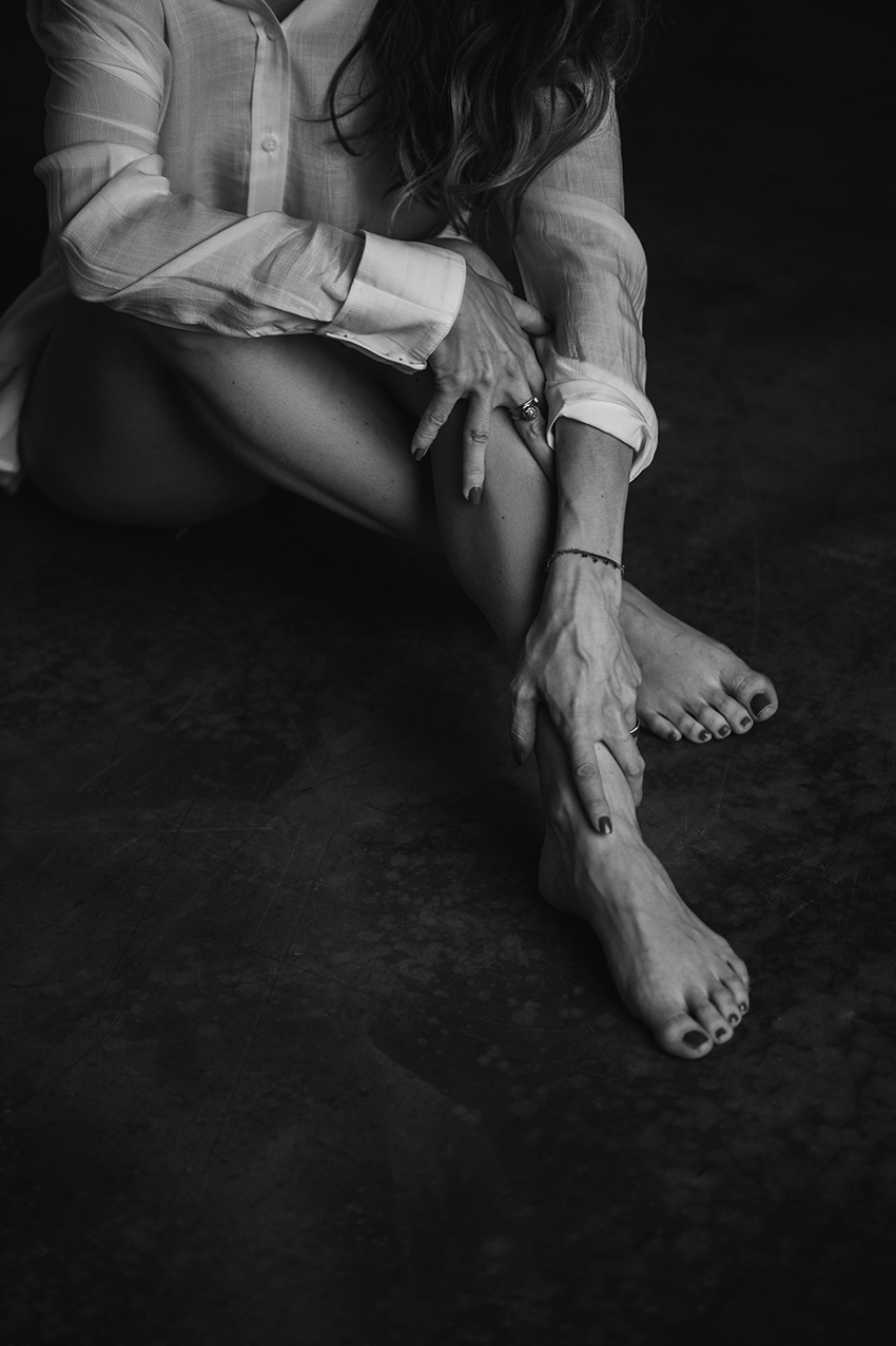 Detailfoto von Beinen in schwarz-weiß