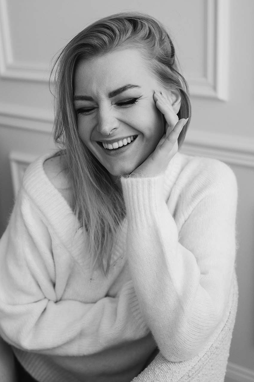 schwarz weiß Portrait einer lachenden Frau