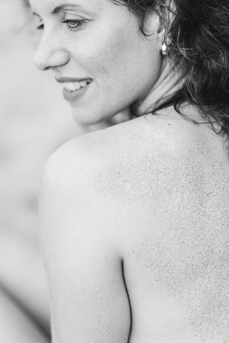 Helles, strahlendes portrait einer nackten Frau am strand