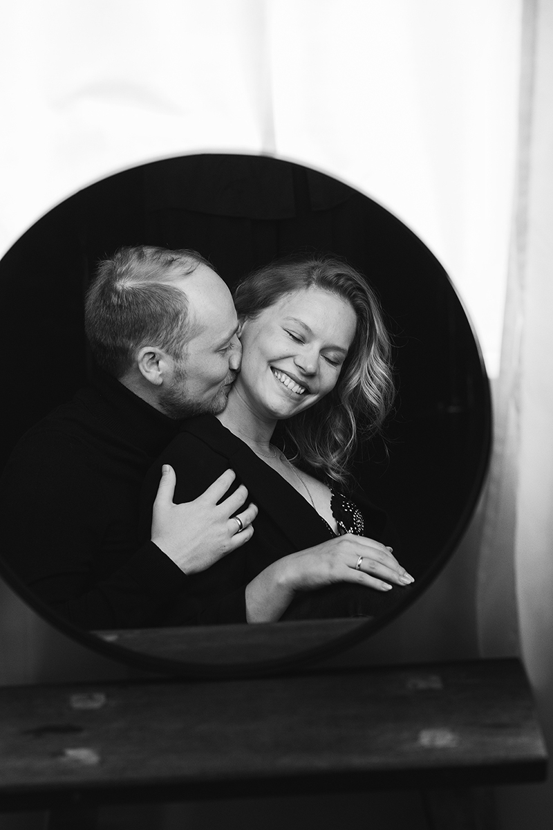 Inniges Portrait eines Paares die sich im Spiegel betrachten