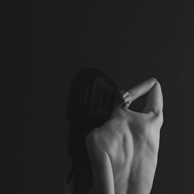 Licht und schatten auf dem rücken einer Frau