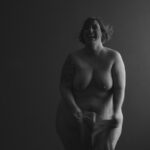 Plus size Frau in selbstbewusstem bodoir